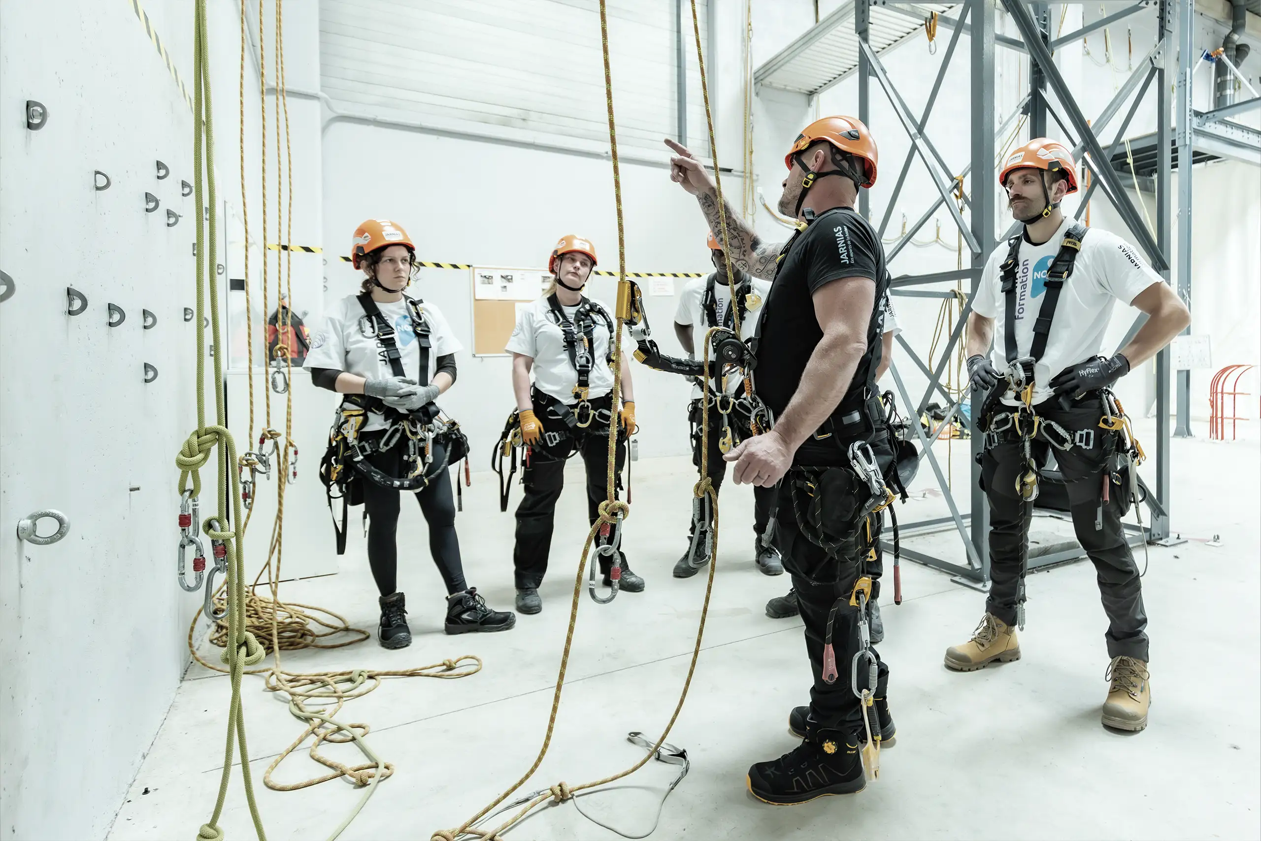 Formateur Jarnias expliquant les techniques de progression sur cordes à un groupe de stagiaires en formation CQP Cordiste