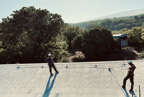Formation Jarnias à La Réunion, stagiaires en sécurité sur toiture avec ligne de vie
