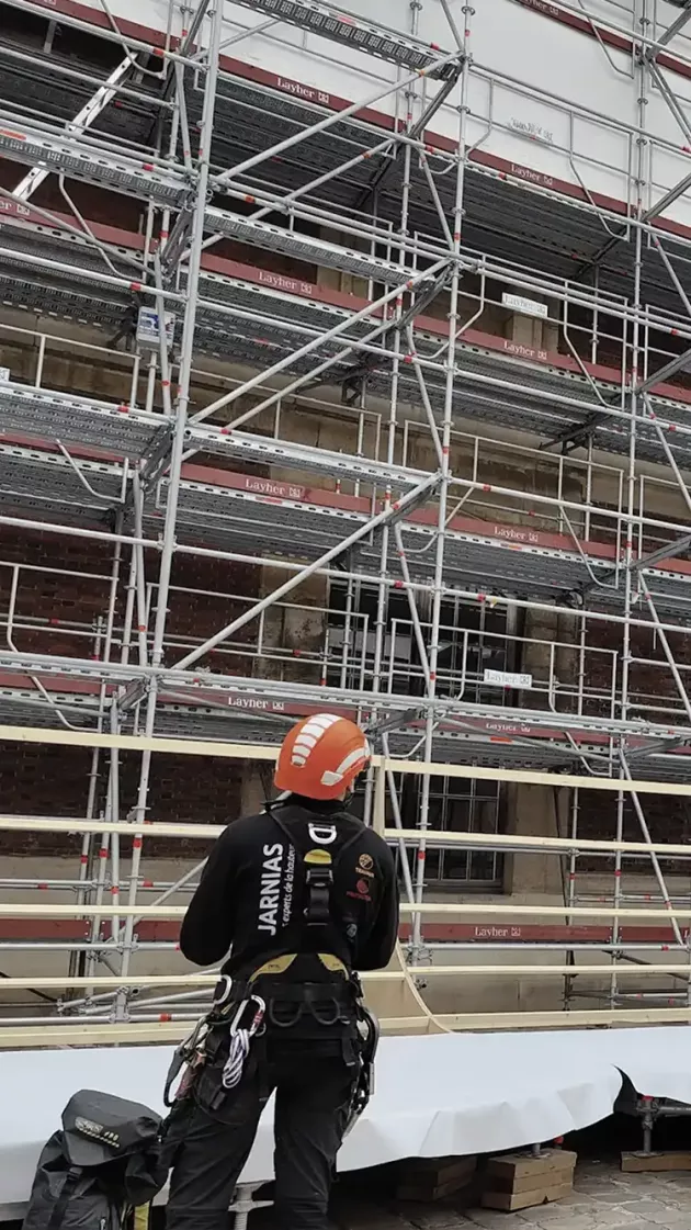 Stagiaire Jarnias Formation contrôlant un échafaudage de façade dans le cadre d’une formation utilisation et vérification d'échafaudages fixes