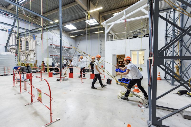 Centre de formation de L’Haÿ-les-Roses, stagiaires en travaux sur cordes avec exercices pratiques de sécurité en hauteur