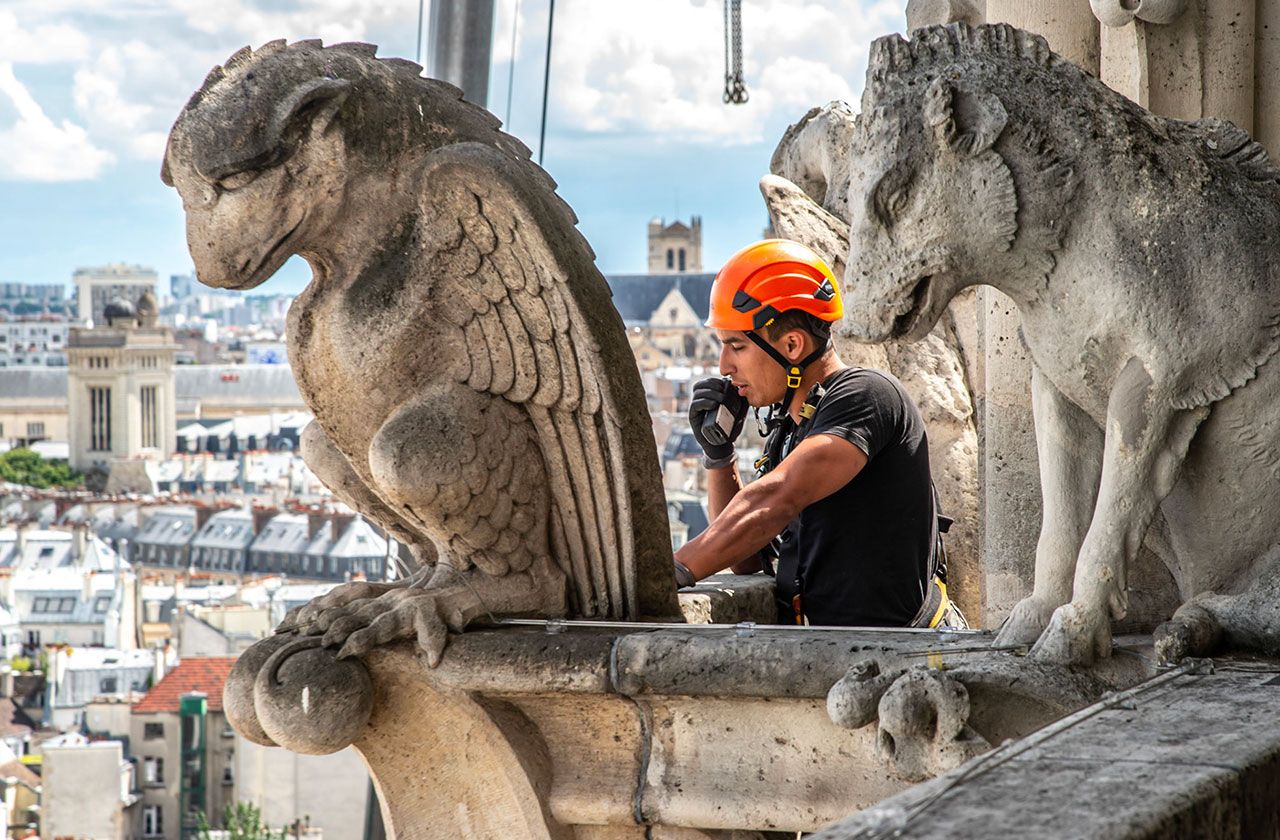 cordiste intervenant sur la façade d’un monument historique